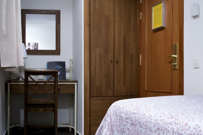 Imagen de la habitación del Hotel La Ciudadela. Foto 9