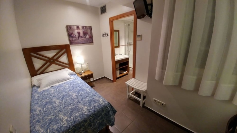 Imagen de la habitación del Hotel La Ciudadela. Foto 12