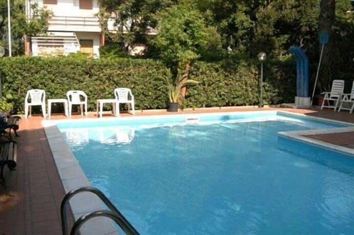 Imagen de la piscina del Hotel La Coccinella. Foto 32