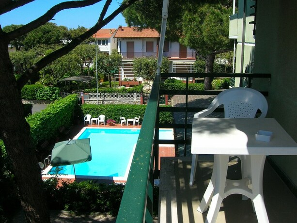 Imagen de la piscina del Hotel La Coccinella. Foto 34