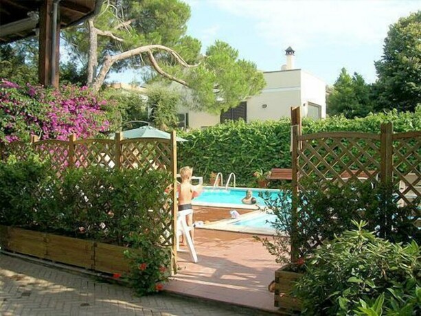 Imagen de la piscina del Hotel La Coccinella. Foto 36