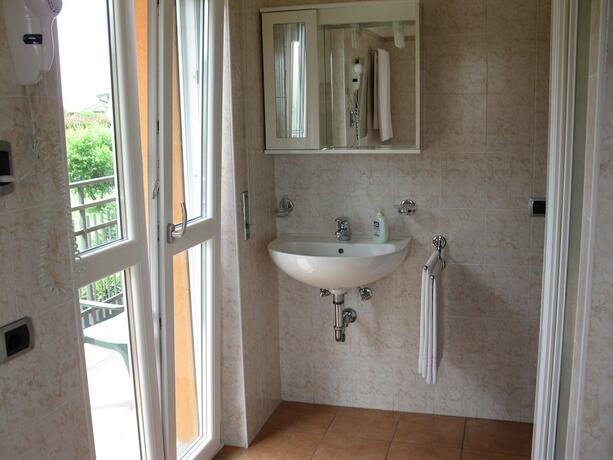 Imagen general del Hotel La Collina, Casnate Con Bernate. Foto 9