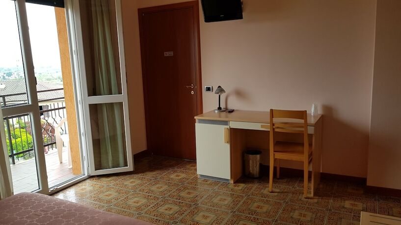 Imagen general del Hotel La Collina, Casnate Con Bernate. Foto 10