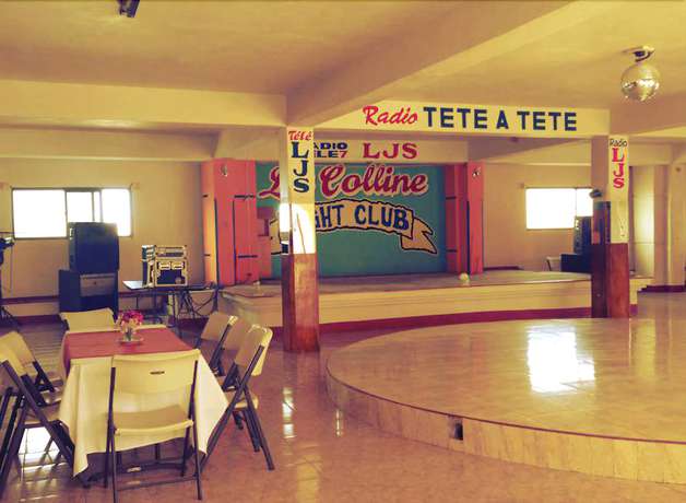 Imagen del bar/restaurante del Hotel La Colline. Foto 3