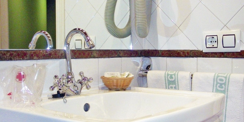 Imagen de la habitación del Hotel La Colmena. Foto 11