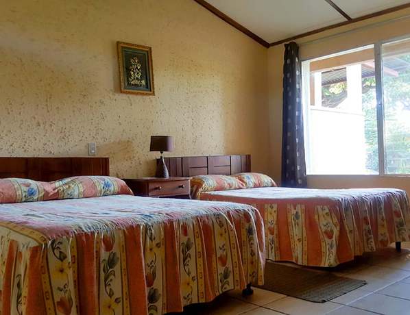 Imagen de la habitación del Hotel La Colonia, San Sebasti&aacute;n. Foto 6