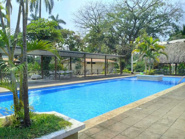 Imagen de la piscina del Hotel La Colonia, San Sebasti&aacute;n. Foto 19