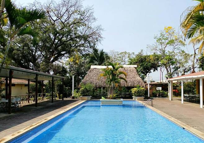 Imagen de la piscina del Hotel La Colonia, San Sebasti&aacute;n. Foto 20