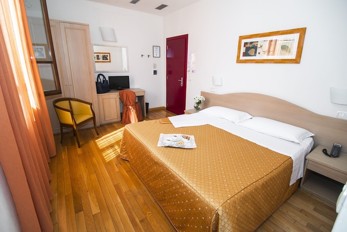 Imagen de la habitación del Hotel La Colonna. Foto 9