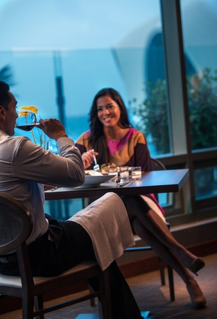 Imagen del bar/restaurante del Hotel La Concha Renaissance San Juan Resort. Foto 2