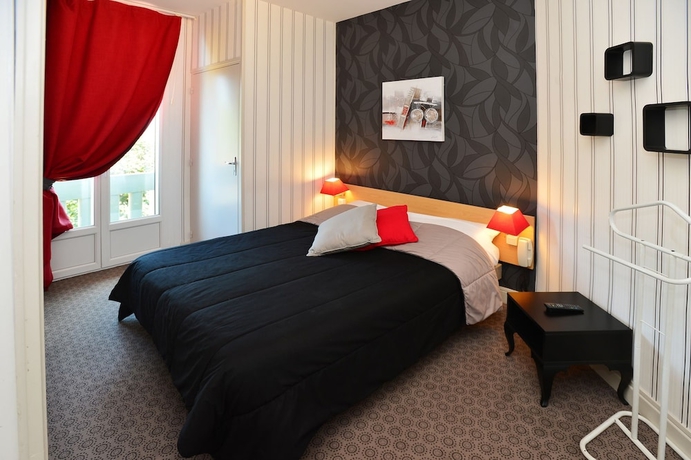 Imagen de la habitación del Hotel La Croix Blanche, Tarbes. Foto 6