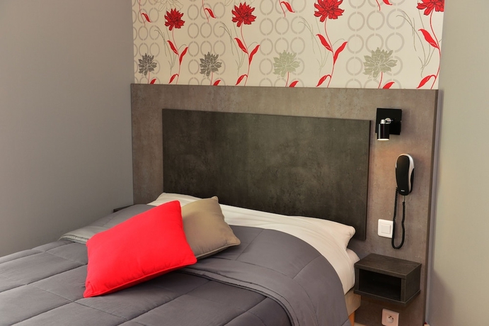 Imagen de la habitación del Hotel La Croix Blanche, Tarbes. Foto 9