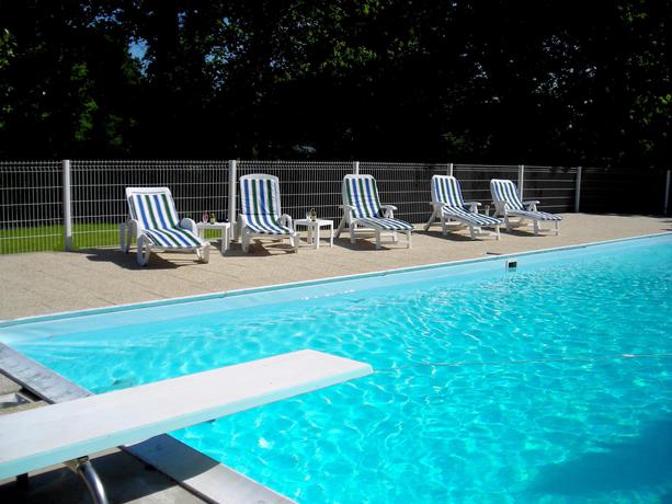 Imagen de la piscina del Hotel La Croix Du Sud, Le Tour du parc. Foto 10