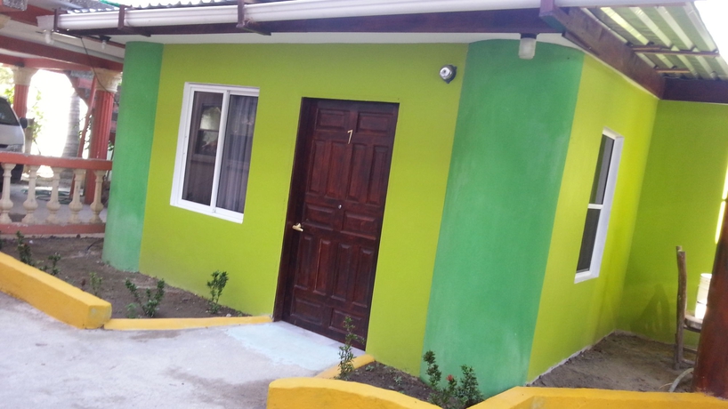 Imagen de los exteriores del Hotel La Delphina Bandb Bar and Grill. Foto 11