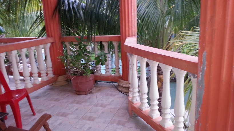 Imagen de los exteriores del Hotel La Delphina Bandb Bar and Grill. Foto 13