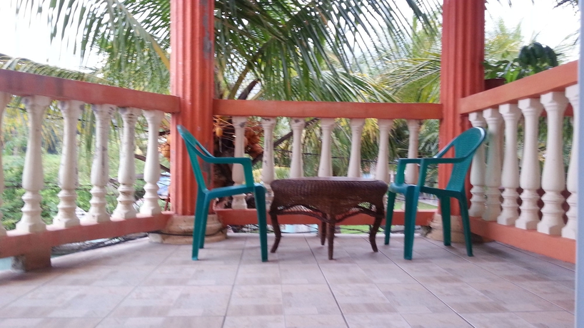 Imagen de los exteriores del Hotel La Delphina Bandb Bar and Grill. Foto 14