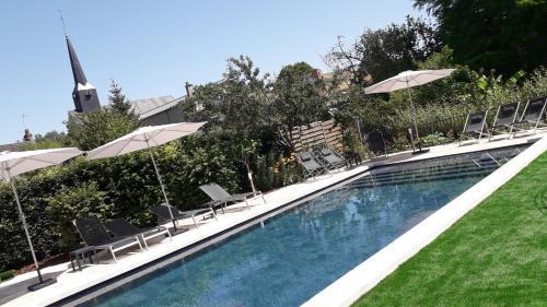 Imagen de la piscina del Hotel La Diligence, La Ferte-Saint-Cyr. Foto 16