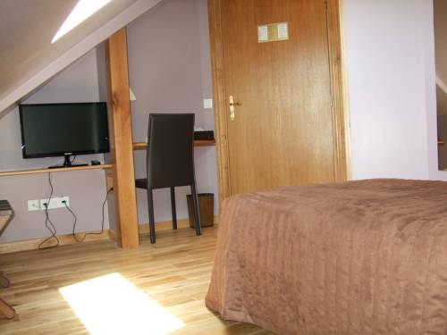Imagen de la habitación del Hotel La Diligence, La Ferte-Saint-Cyr. Foto 10