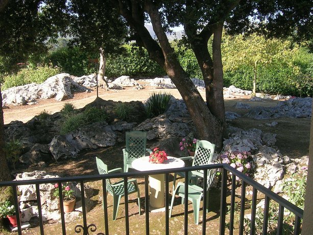 Imagen de los exteriores del Hotel La Encina. Foto 13