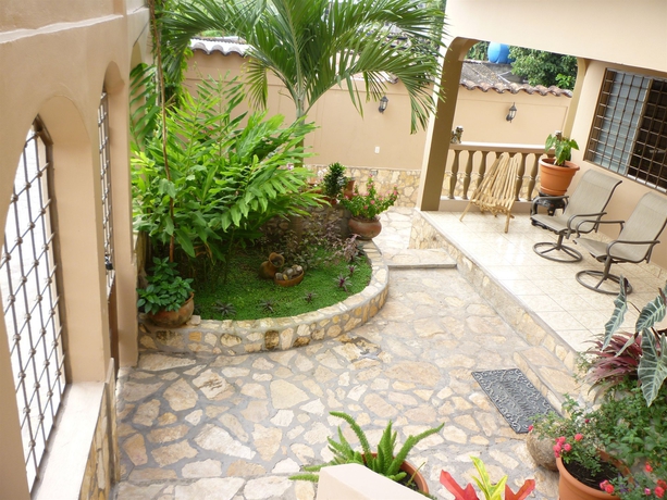 Imagen de los exteriores del Hotel La Escalinata. Foto 11