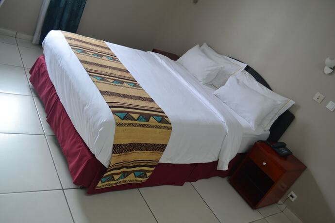 Imagen de la habitación del Hotel La Falaise Bonanjo. Foto 15
