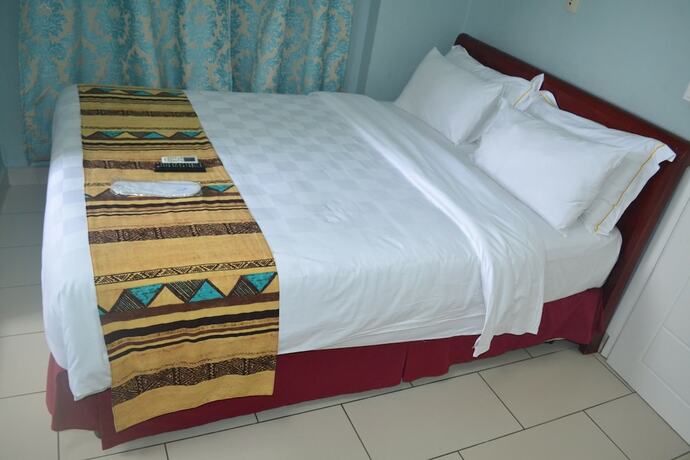Imagen de la habitación del Hotel La Falaise Bonanjo. Foto 16