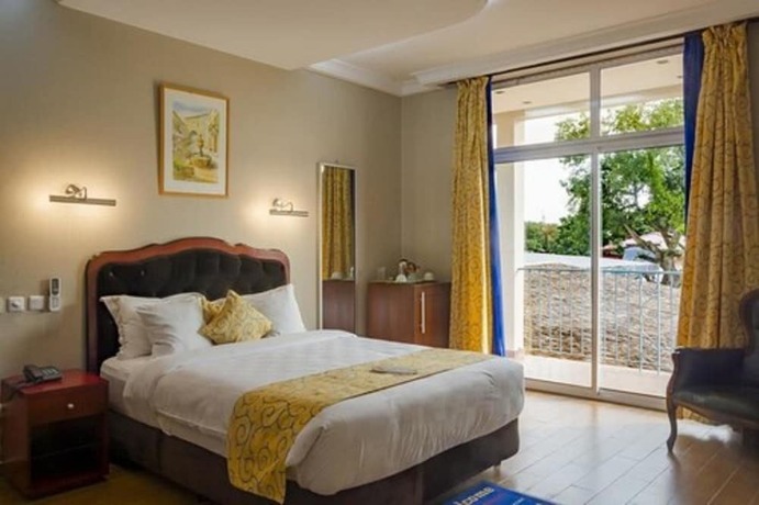 Imagen de la habitación del Hotel La Falaise Bonanjo. Foto 18