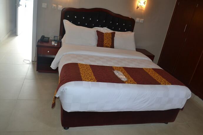 Imagen de la habitación del Hotel La Falaise Bonanjo. Foto 19