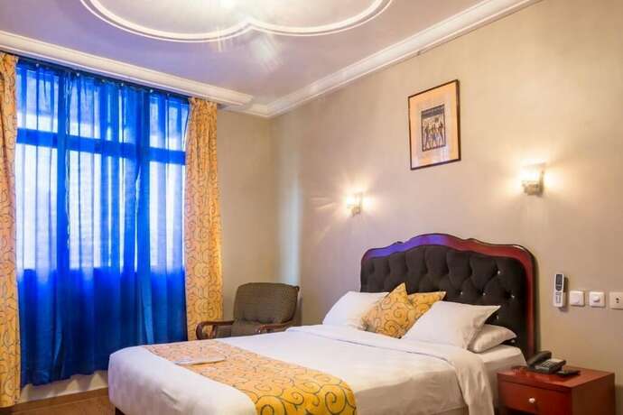 Imagen de la habitación del Hotel La Falaise Bonanjo. Foto 20
