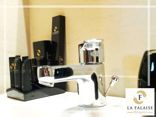 Imagen de la habitación del Hotel La Falaise Bonapriso. Foto 8