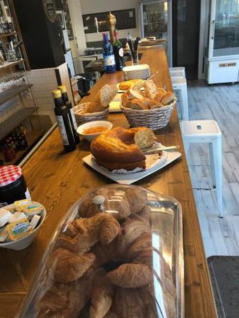 Imagen del bar/restaurante del Hotel La Farola Del Mar. Foto 5