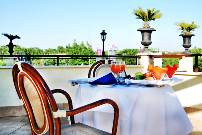 Imagen de los exteriores del Hotel La Fayette. Foto 15