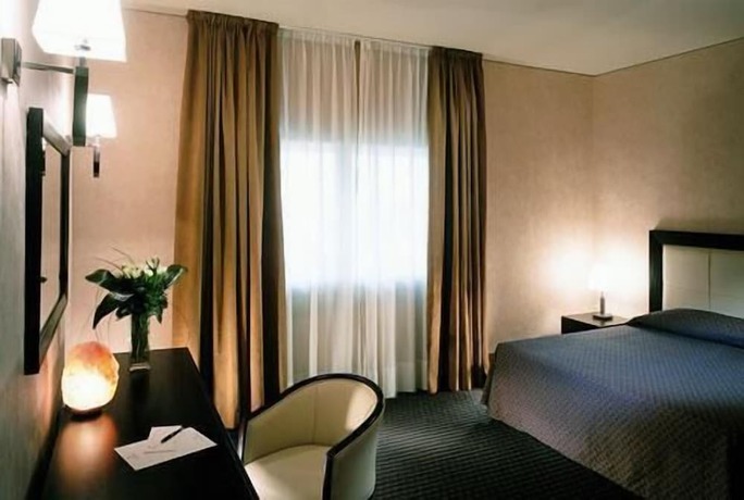 Imagen de la habitación del Hotel La Fenice, Belpasso. Foto 12