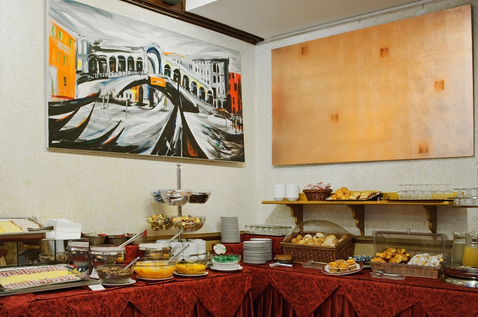 Imagen del bar/restaurante del Hotel La Fenice Et Des Artistes. Foto 4