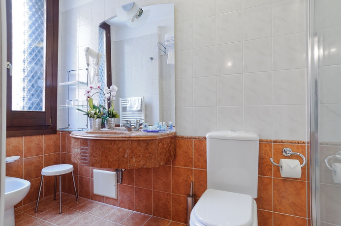 Imagen de la habitación del Hotel La Fenice Et Des Artistes. Foto 9