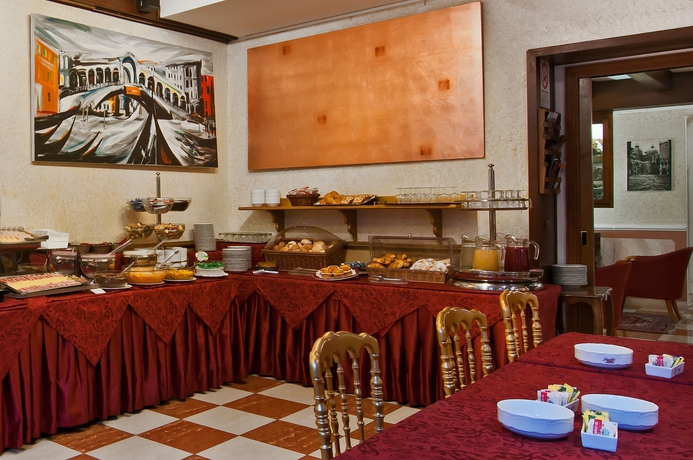 Imagen del bar/restaurante del Hotel La Fenice Et Des Artistes. Foto 5