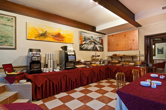 Imagen del bar/restaurante del Hotel La Fenice Et Des Artistes. Foto 6