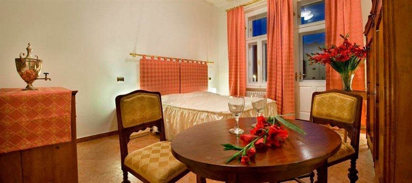 Imagen de la habitación del Hotel La Fenice, Praga. Foto 5