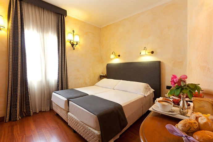 Imagen de la habitación del Hotel La Fenice, Via Veneto. Foto 6