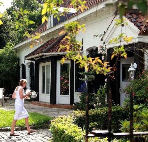Imagen de los exteriores del Hotel La Ferme Blanche, The Originals Relais (relais Du Silence). Foto 12