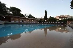 Imagen de la piscina del Hotel La Ferme D Augustin. Foto 4