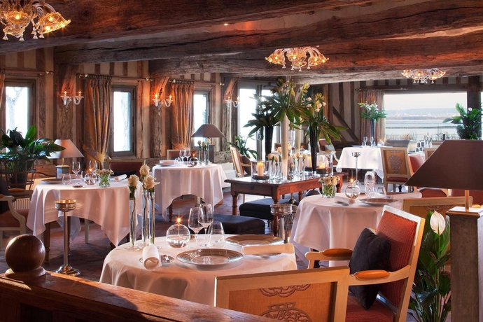 Imagen del bar/restaurante del Hotel La Ferme Saint Simeon. Foto 1