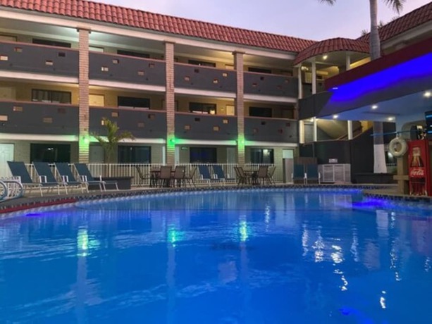 Imagen de la piscina del Hotel La Finca, Hermosillo. Foto 16