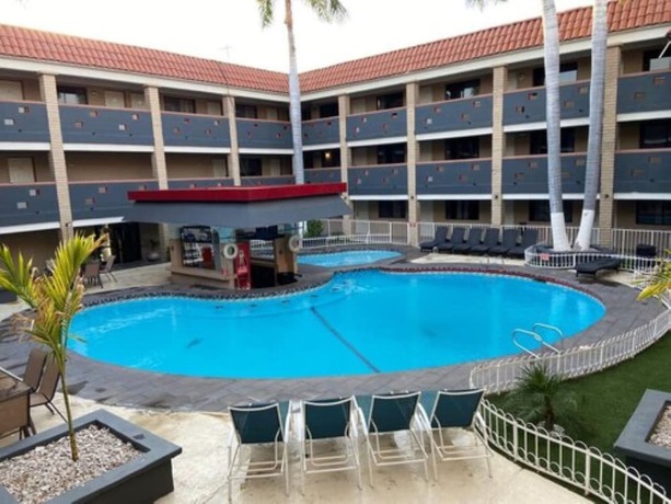 Imagen de la piscina del Hotel La Finca, Hermosillo. Foto 17