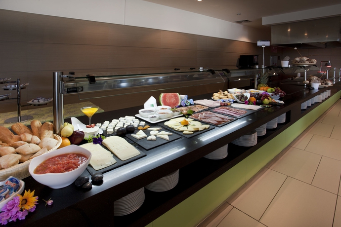 Imagen del bar/restaurante del Hotel La Finca Resort. Foto 2