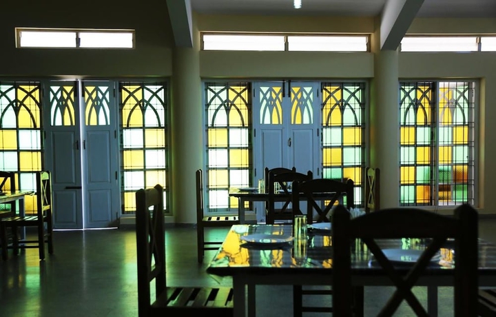 Imagen del bar/restaurante del Hotel La Flora Beverly Hill Resort. Foto 2