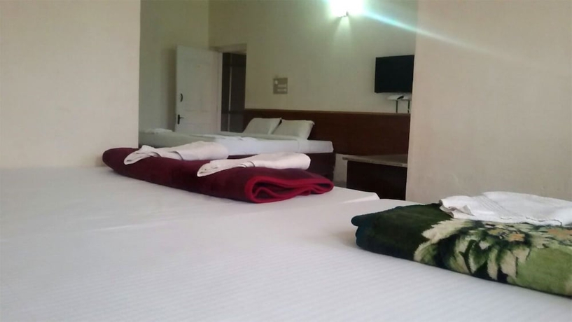 Imagen de la habitación del Hotel La Flora Beverly Hill Resort. Foto 8