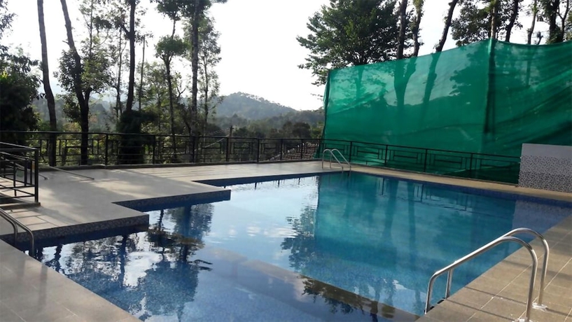 Imagen de la piscina del Hotel La Flora Beverly Hill Resort. Foto 19