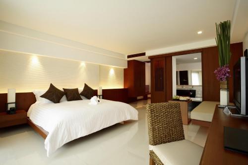 Imagen de la habitación del Hotel La Flora Resort Patong - Sha Extra Plus. Foto 16