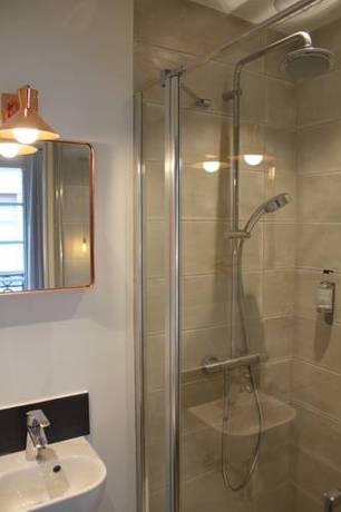 Imagen de la habitación del Hotel La Fontaine Caen Centre. Foto 15